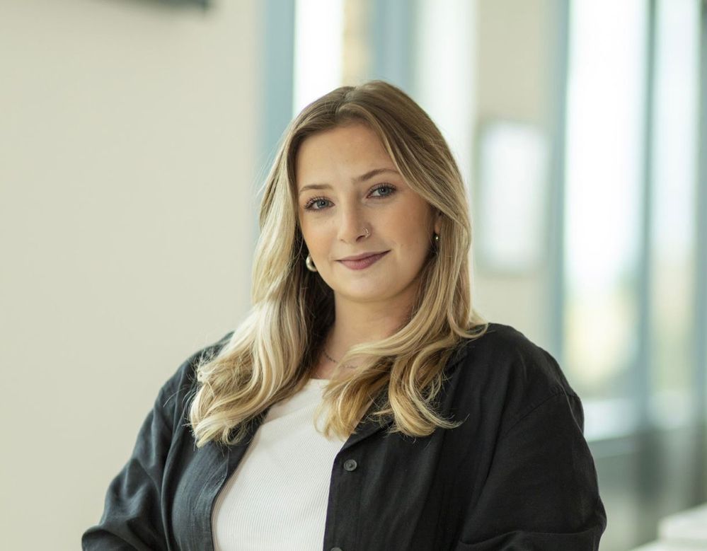 Isabella Headshot.jpg